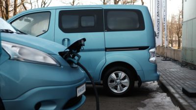 Derrière le boom des ventes de voitures électriques, le marché automobile français s’enfonce dans une crise profonde