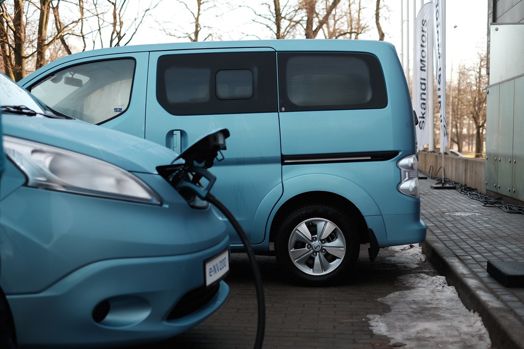 Derrière le boom des ventes de voitures électriques, le marché automobile français s’enfonce dans une crise profonde