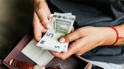 La hausse du surendettement des jeunes révèle l’échec du modèle économique français