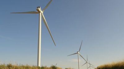 Le gouvernement relance le nucléaire, mais persiste dans une politique éolienne coûteuse