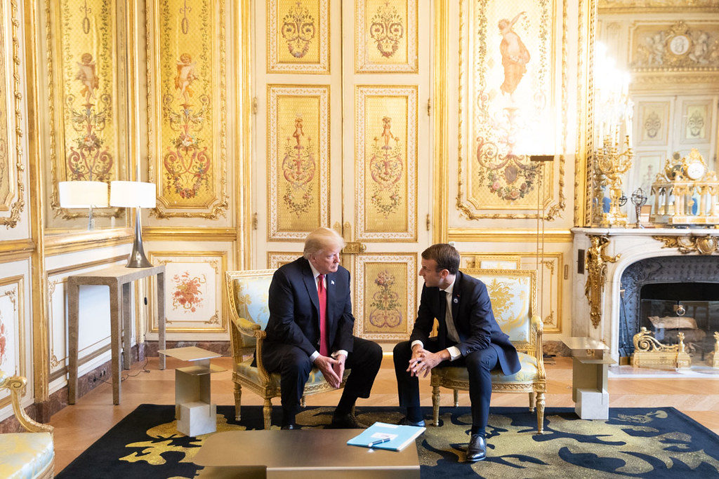 Entre Trump et Poutine, le paradoxe de la confidentialité de Macron