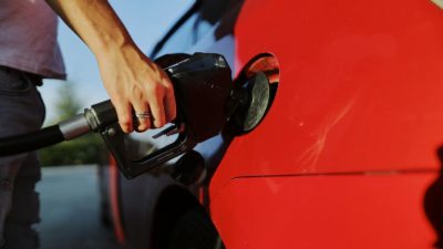 Hausse du carburant : l’État répond par 4 centimes d’aide