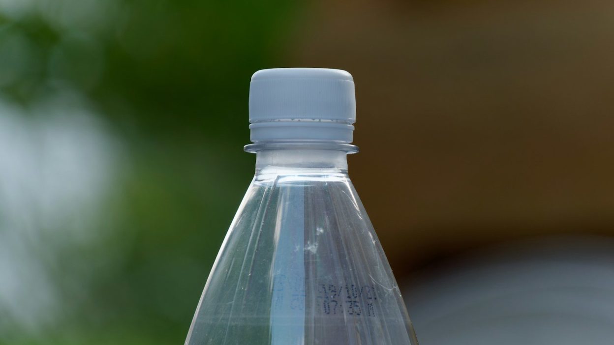 Microplastiques 30 millions de fois plus concentrés que dans la Seine : Nestlé Waters devant la justice