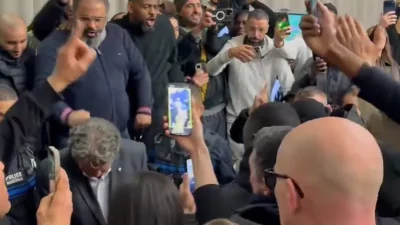 IMAGES - Municipales : des maires contraints de fuir leur mairie sous escorte policière