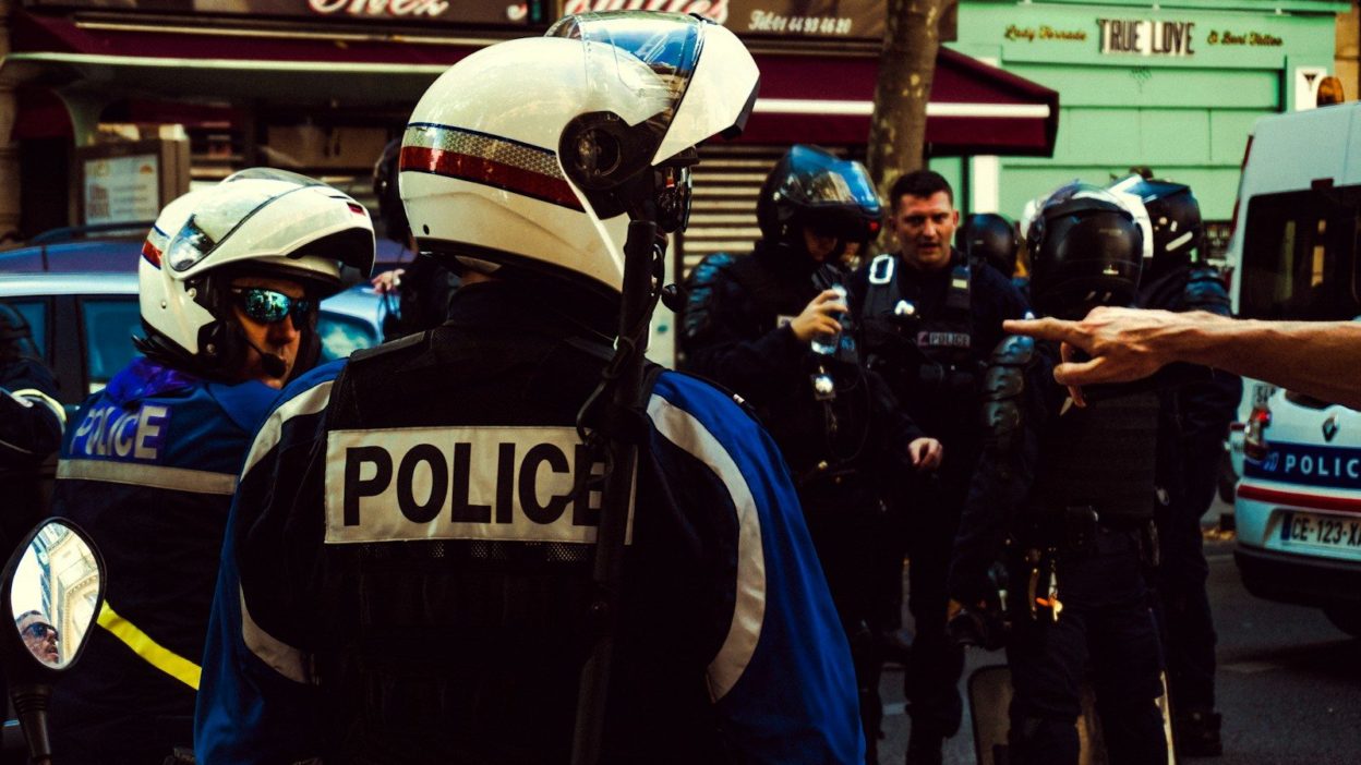 Reconnaissance faciale lors des contrôles d’identité : une enquête révèle des pratiques illégales dans la police