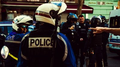 Reconnaissance faciale lors des contrôles d’identité : une enquête révèle des pratiques illégales dans la police