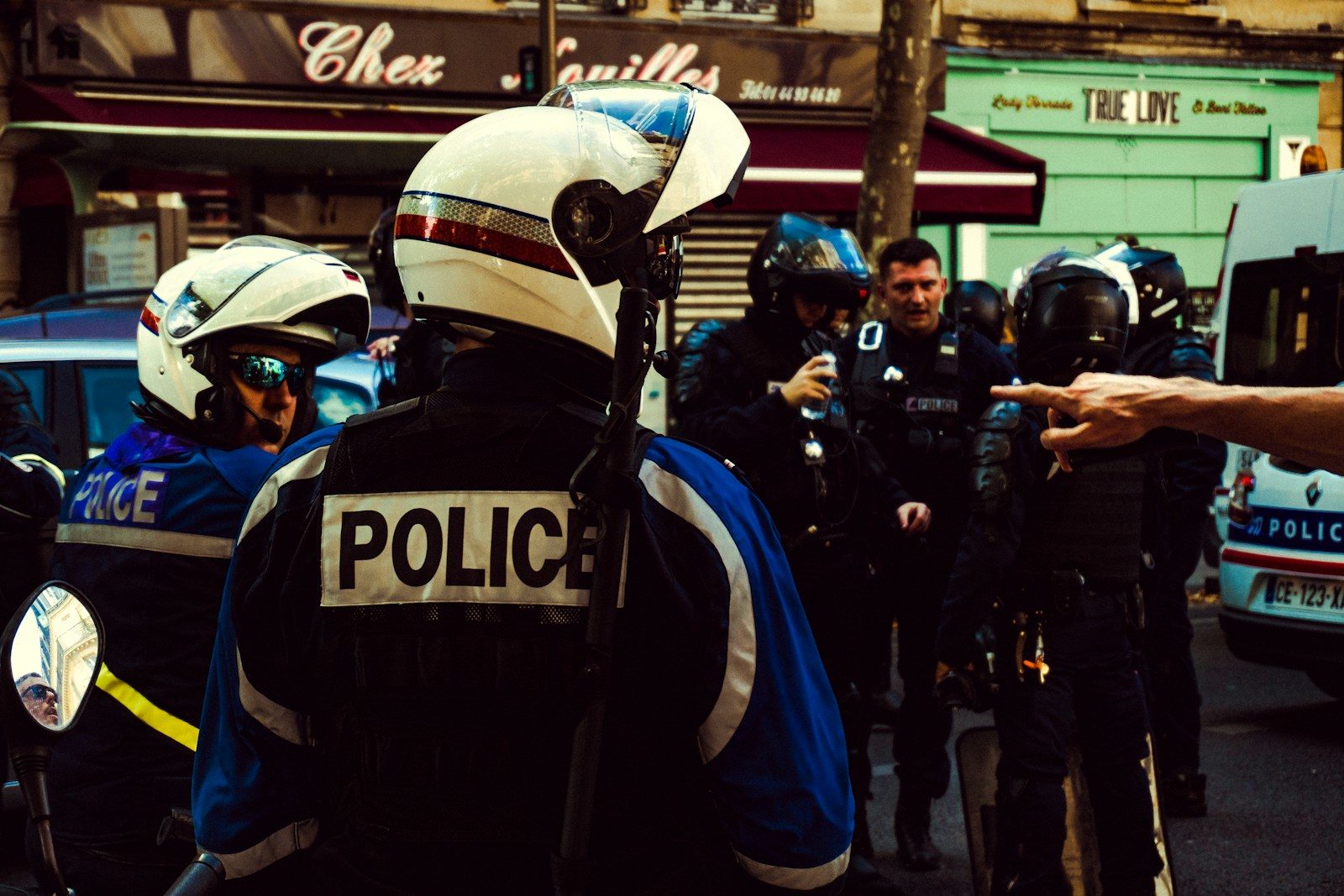 Reconnaissance faciale lors des contrôles d’identité : une enquête révèle des pratiques illégales dans la police