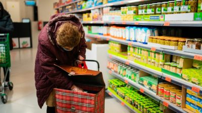Recul de 1,4% en février : les ménages français réduisent même leurs achats alimentaires