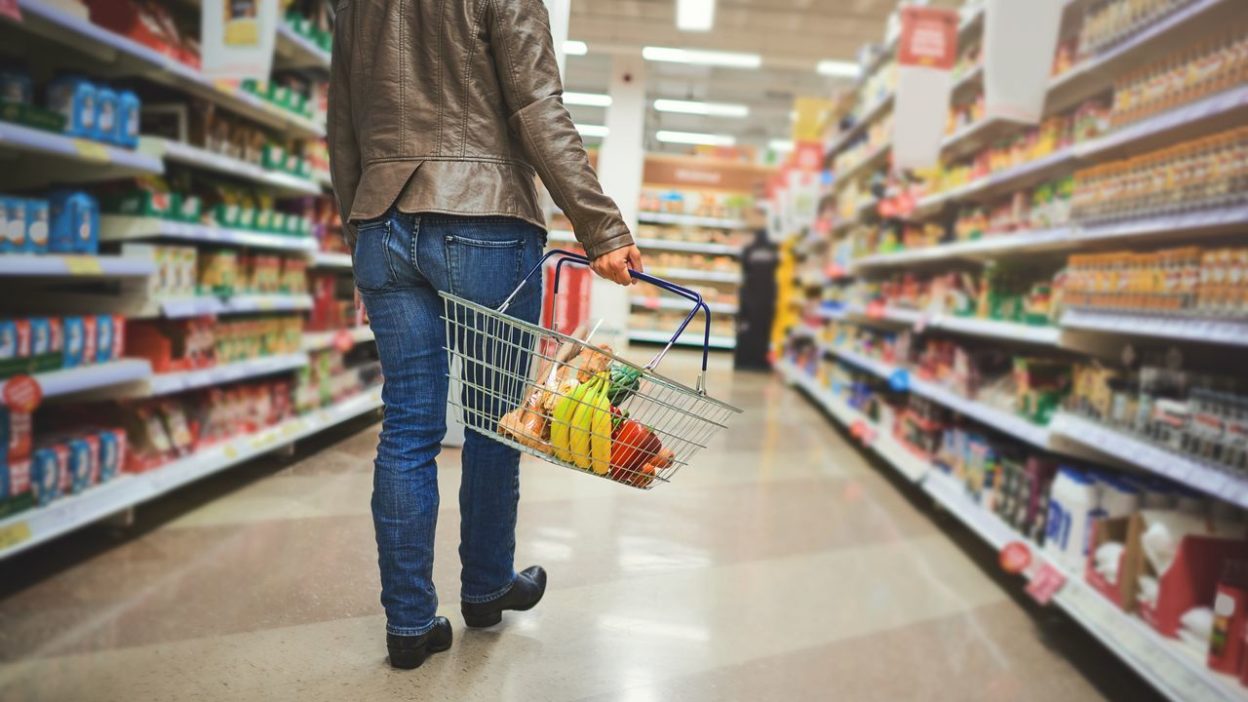 Hausse des prix et tensions au Moyen-Orient : les Français stockent riz, pâtes et conserves