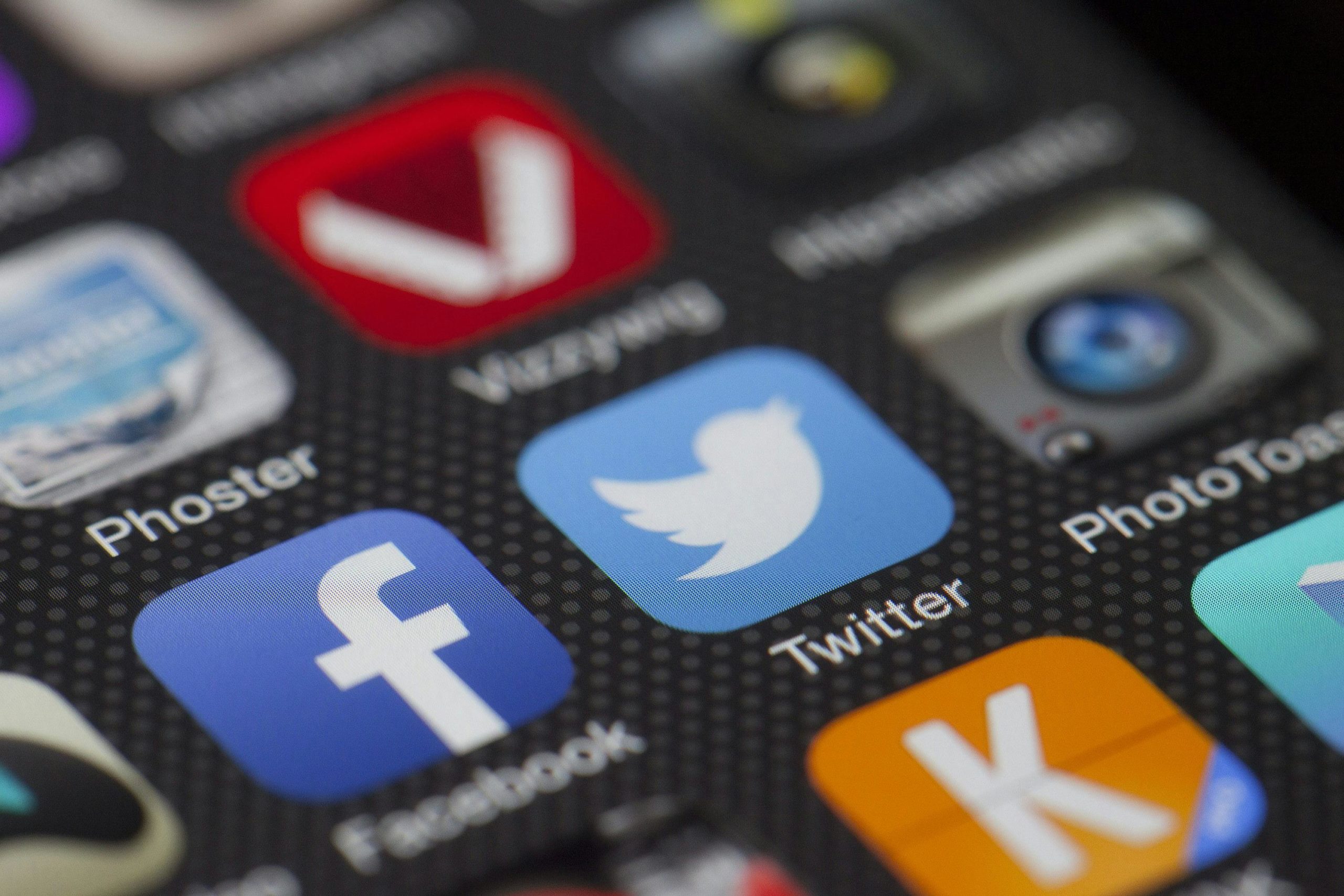 Réseaux sociaux : la protection des mineurs, nouveau prétexte à la surveillance généralisée ?