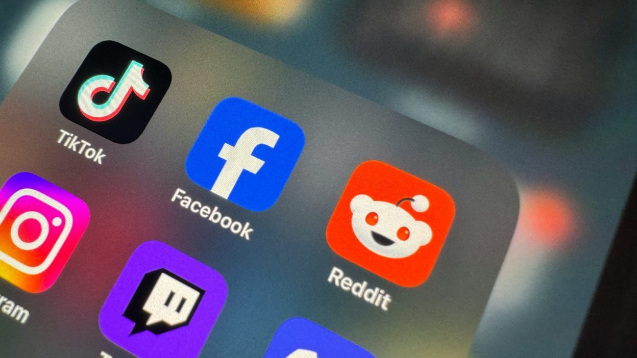Face ID pour poster sur Reddit ? La plateforme envisage un virage controversé