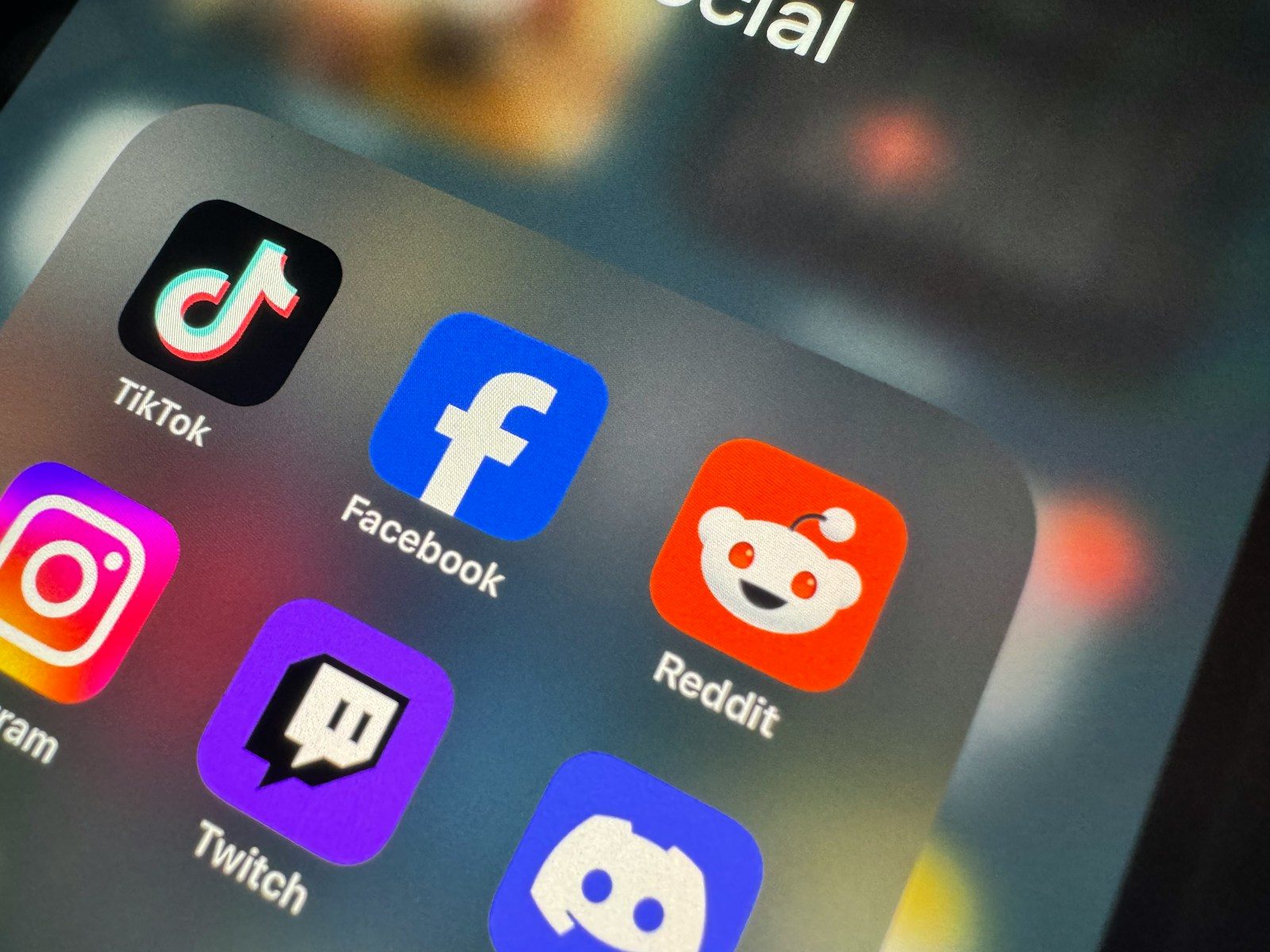 Face ID pour poster sur Reddit ? La plateforme envisage un virage controversé