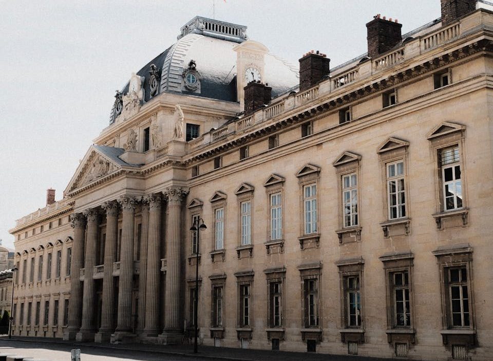 L’Élysée a été PERQUISITIONNÉ par la brigade financière anticorruption ce mardi