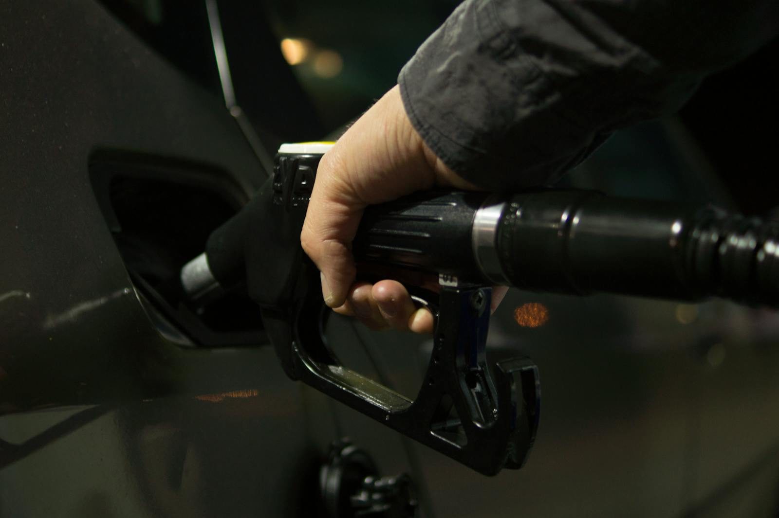Ormuz bloqué : Leclerc reconnaît s’être trompé, la hausse des carburants s’installe