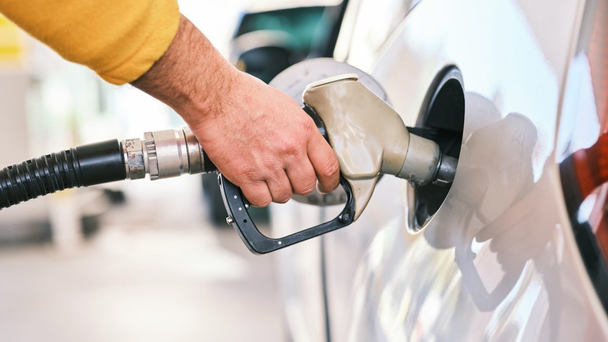 Carburant : l'État taxe les pauvres, puis leur propose de s'endetter pour payer ses taxes